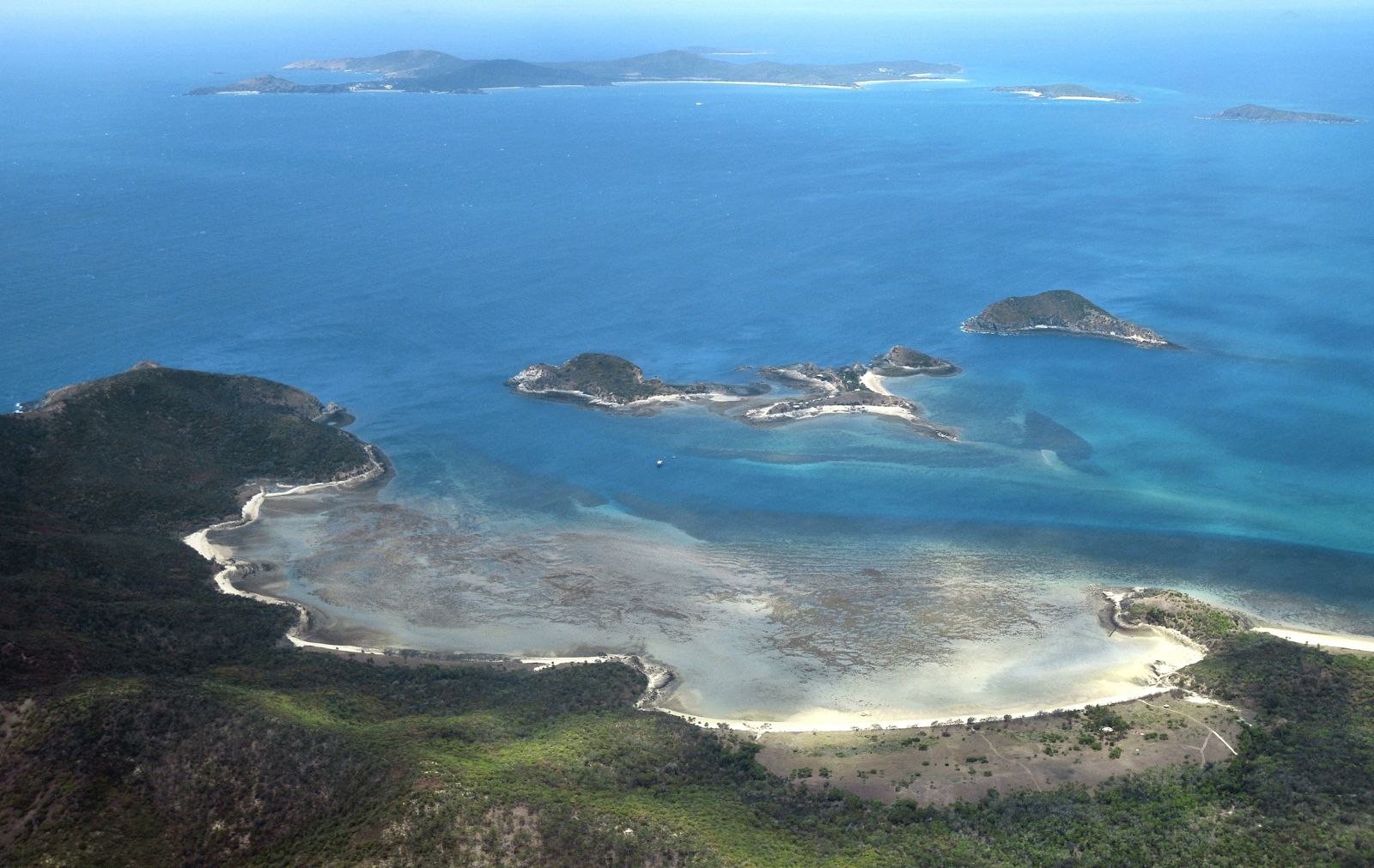 Primary photo of Miall Island (fringing reefs)